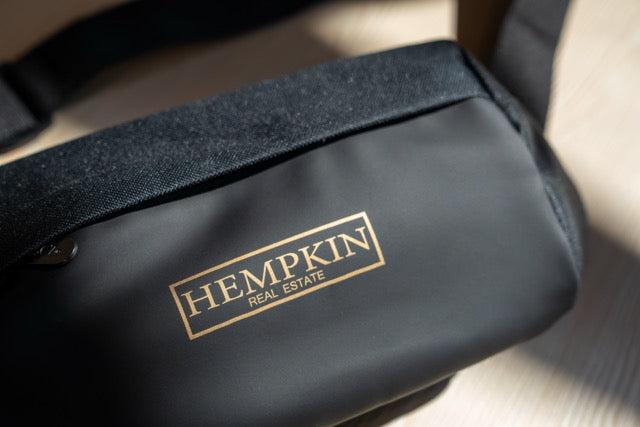 Ist es möglich, die Premium Crossbody Bag NOVA mit Logo zu bestellen?
